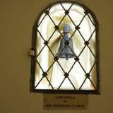 Come antico � il campanello bronzeo di San Francesco. Poco pi� grande di una mano, � custodito come una reliquia, posto in una teca in vetro illuminata e chiusa da una graticola in ferro
